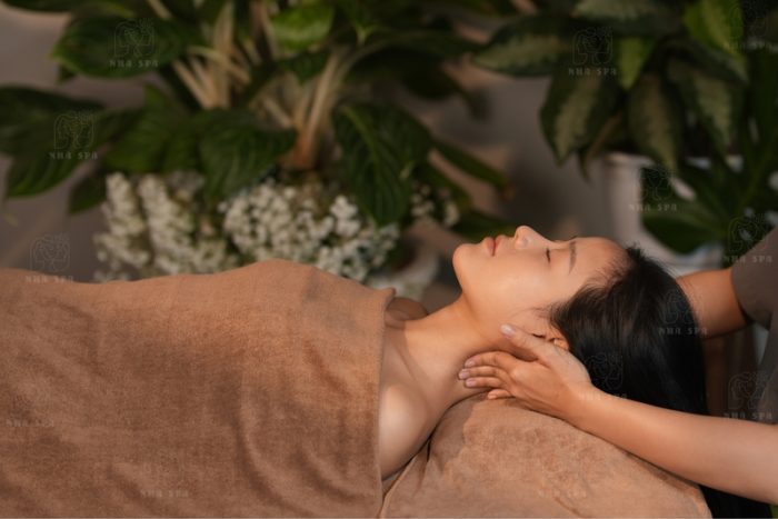 Massage cổ vai gáy đá nóng