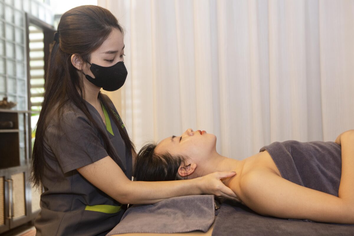 Massage cổ vai gáy đá nóng Gội đầu massage thư giãn - Một trải nghiệm dưỡng sinh tuyệt vời
